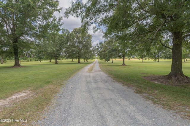 2118 Old Savannah Road, Burgaw, NC 28425