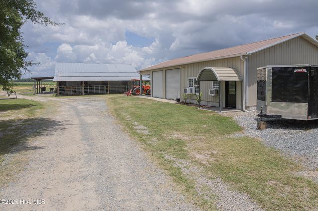 2118 Old Savannah Road, Burgaw, NC 28425