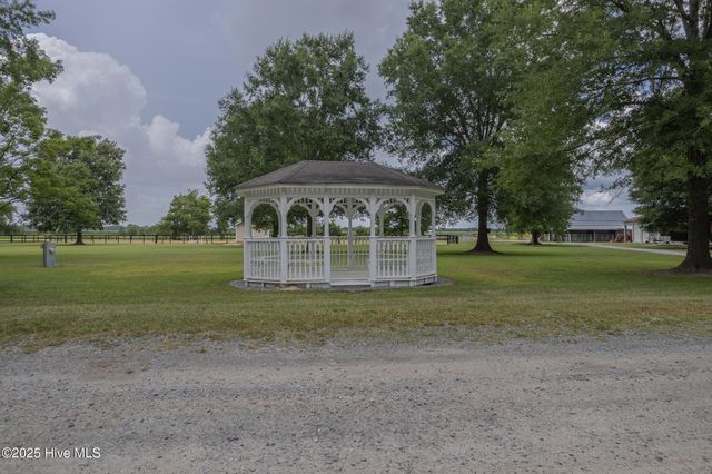 2118 Old Savannah Road, Burgaw, NC 28425