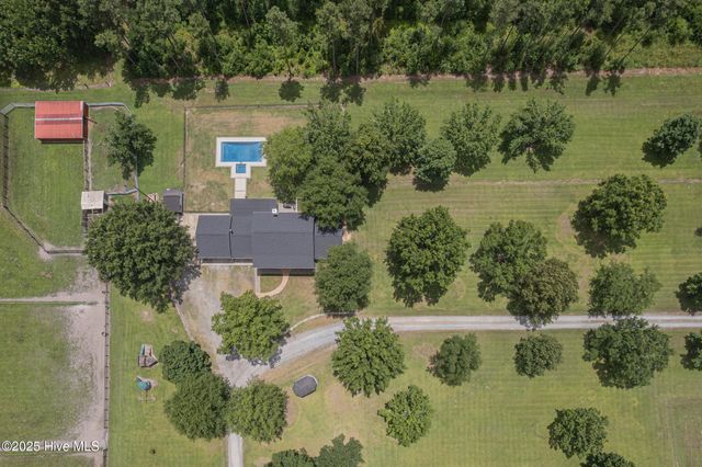 2118 Old Savannah Road, Burgaw, NC 28425