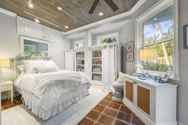 122 Lighthouse Drive, Jupiter Inlet Colony, FL 33469