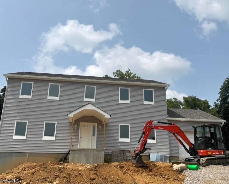 5 Heather Hill Rd, Washington Boro, NJ 07882