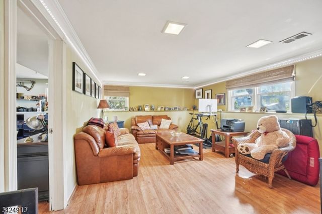 676 Rutgers Pl, Paramus Boro, NJ 07652