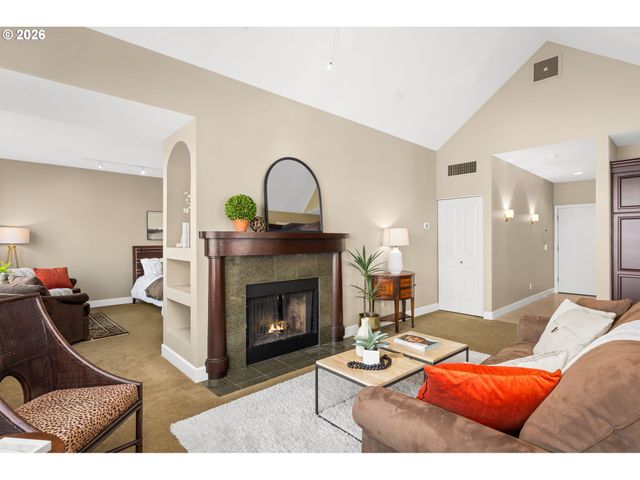 225 S MONTGOMERY St ES-10, Portland, OR 97201