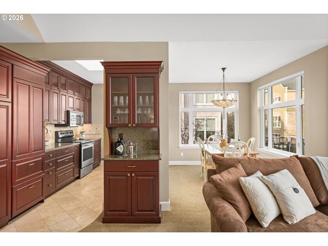 225 S MONTGOMERY St ES-10, Portland, OR 97201