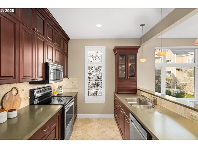 225 S MONTGOMERY St ES-10, Portland, OR 97201