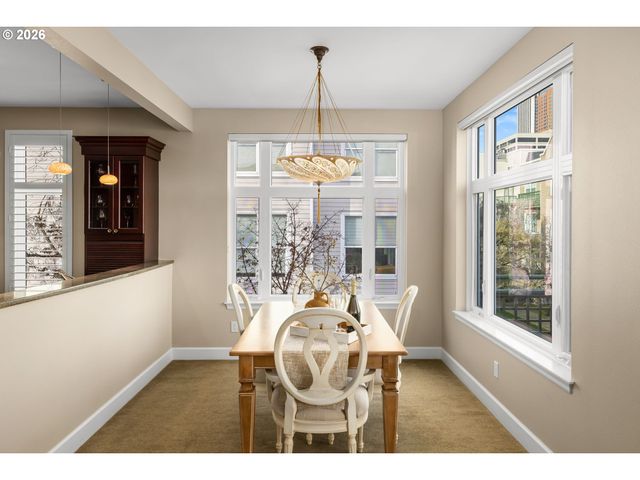 225 S MONTGOMERY St ES-10, Portland, OR 97201