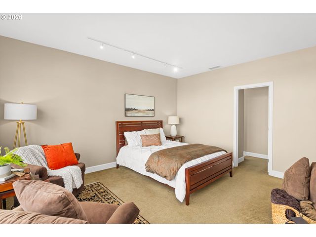 225 S MONTGOMERY St ES-10, Portland, OR 97201