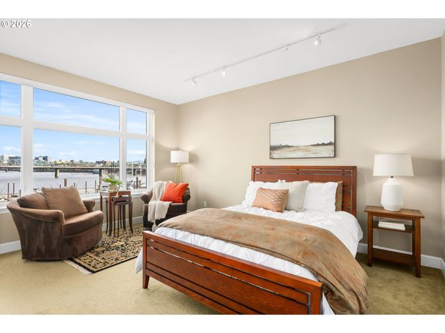 225 S MONTGOMERY St ES-10, Portland, OR 97201