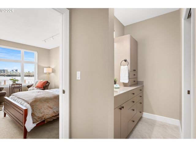 225 S MONTGOMERY St ES-10, Portland, OR 97201