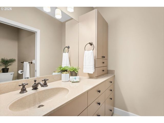 225 S MONTGOMERY St ES-10, Portland, OR 97201