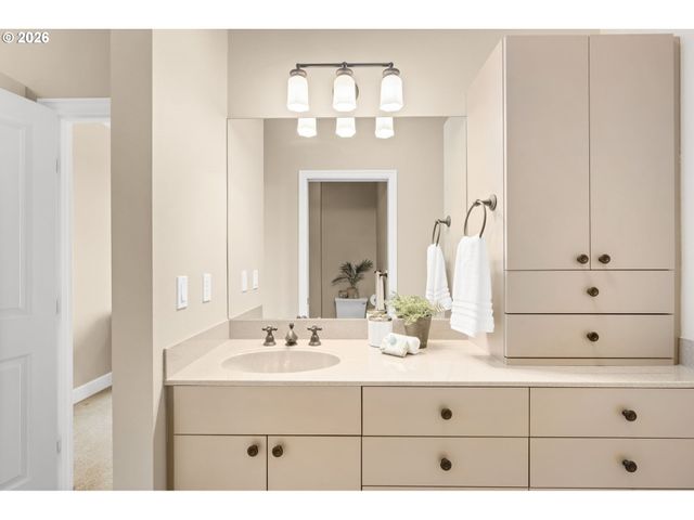 225 S MONTGOMERY St ES-10, Portland, OR 97201