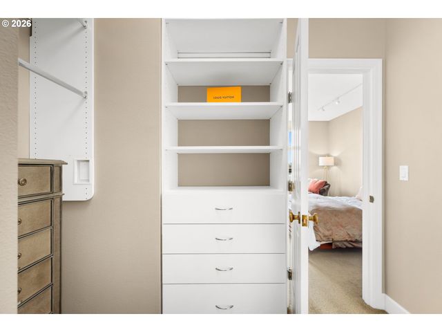 225 S MONTGOMERY St ES-10, Portland, OR 97201