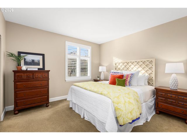 225 S MONTGOMERY St ES-10, Portland, OR 97201