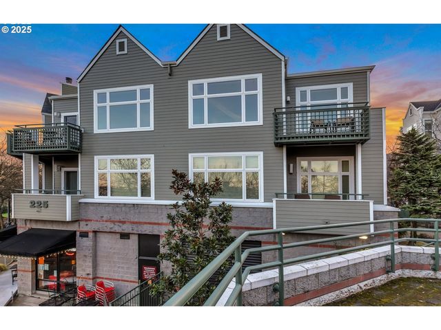 225 S MONTGOMERY St ES-10, Portland, OR 97201