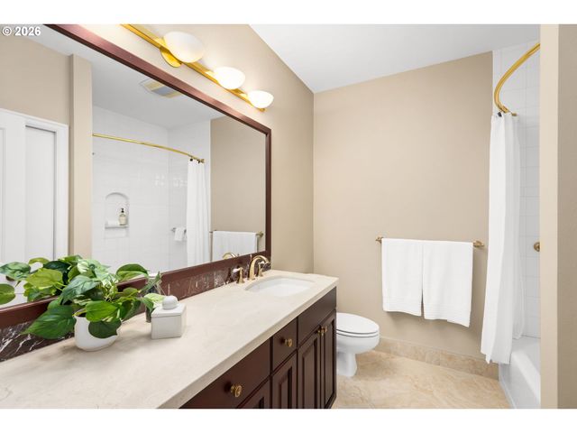 225 S MONTGOMERY St ES-10, Portland, OR 97201