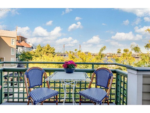 225 S MONTGOMERY St ES-10, Portland, OR 97201