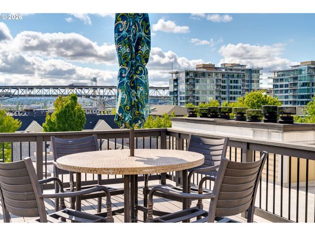 225 S MONTGOMERY St ES-10, Portland, OR 97201