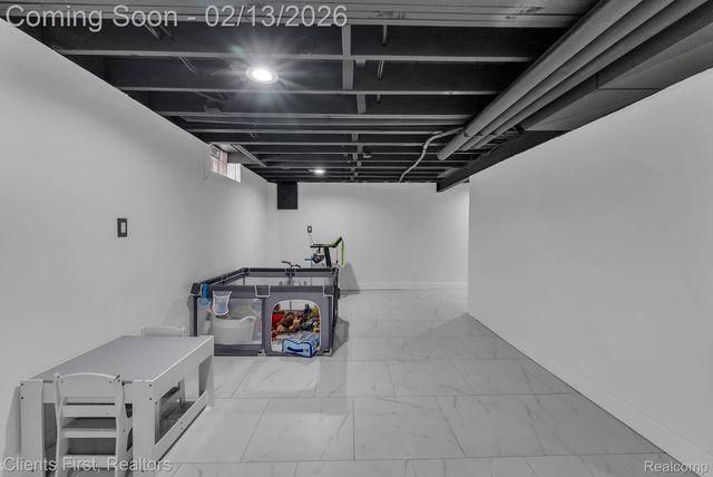 20524 Carlysle Street, Dearborn, MI 48124