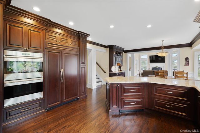 547 Shore Drive, Oakdale, NY 11769