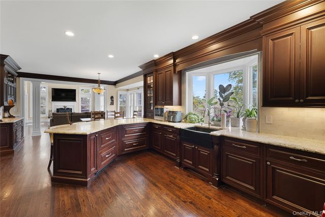 547 Shore Drive, Oakdale, NY 11769
