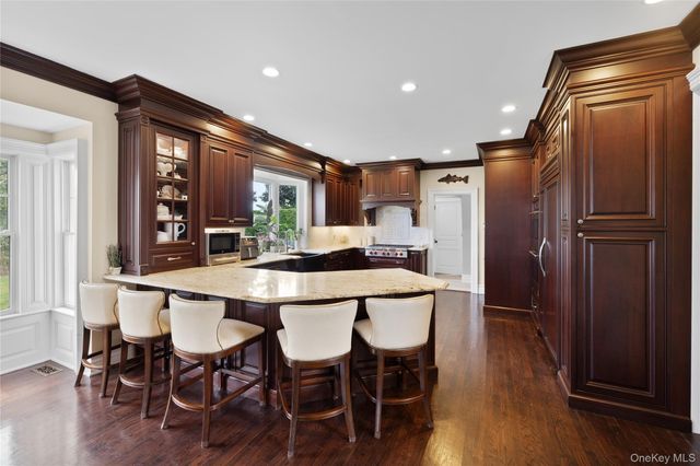 547 Shore Drive, Oakdale, NY 11769