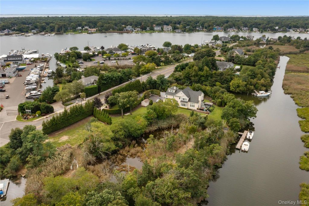 547 Shore Drive, Oakdale, NY 11769 — photo 2
