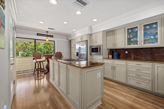 548 BEACH ROAD A, Sarasota, FL 34242