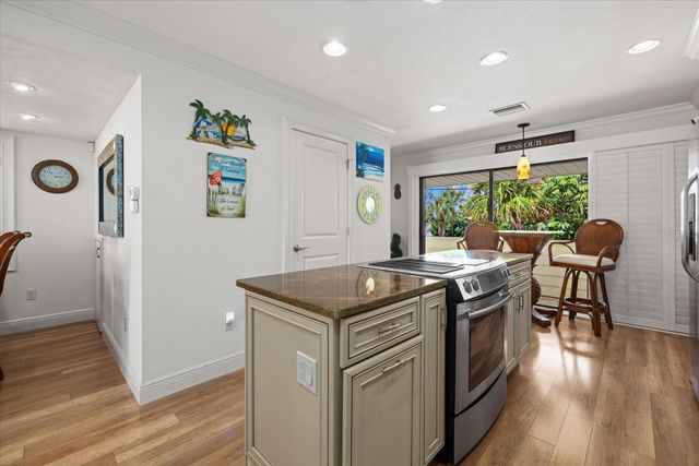 548 BEACH ROAD A, Sarasota, FL 34242