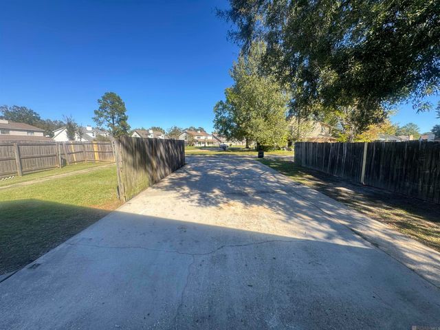 3251 King Bradford Dr, Baton Rouge, LA 70816