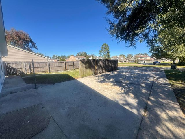 3251 King Bradford Dr, Baton Rouge, LA 70816