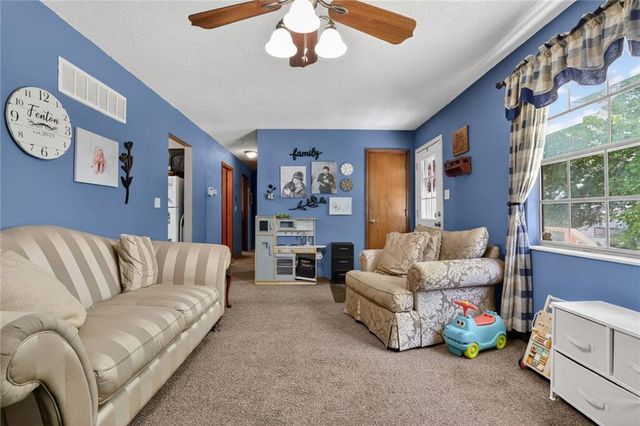 216 SW 21st Street, Oak Grove, MO 64075