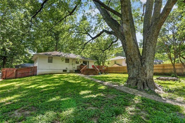 216 SW 21st Street, Oak Grove, MO 64075