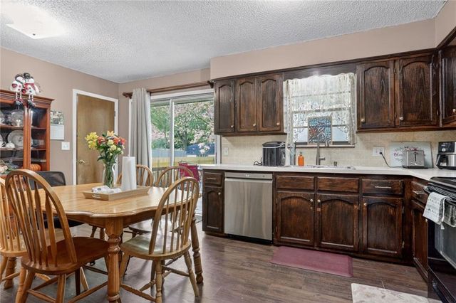 216 SW 21st Street, Oak Grove, MO 64075