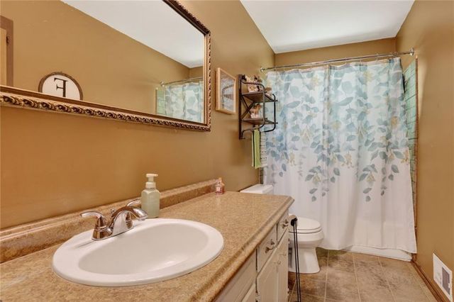 216 SW 21st Street, Oak Grove, MO 64075