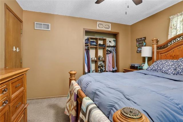 216 SW 21st Street, Oak Grove, MO 64075