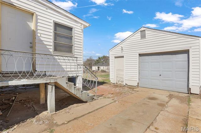 8143 Airport Road, St Louis, MO 63134