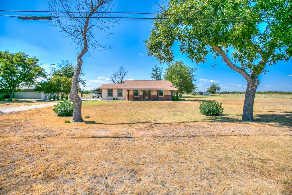 Image 1 of property listing at 2024 Hutchings Avenue, Ballinger, TX 76821