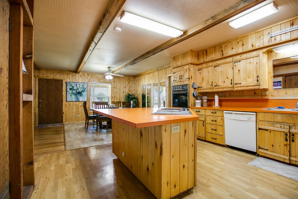Image 15 of property listing at 2024 Hutchings Avenue, Ballinger, TX 76821