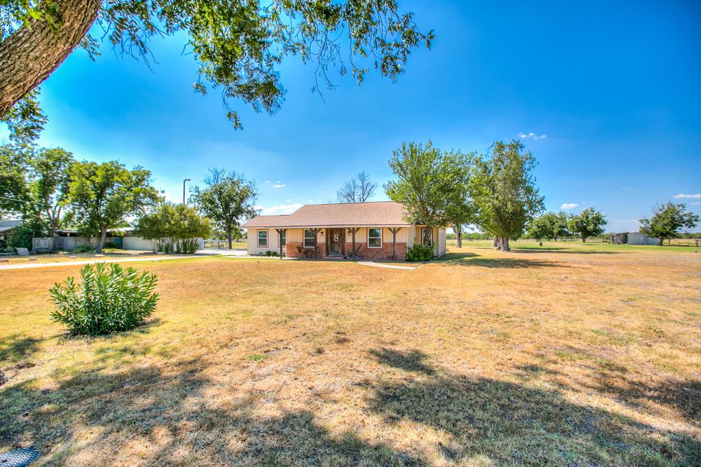 Image 2 of property listing at 2024 Hutchings Avenue, Ballinger, TX 76821