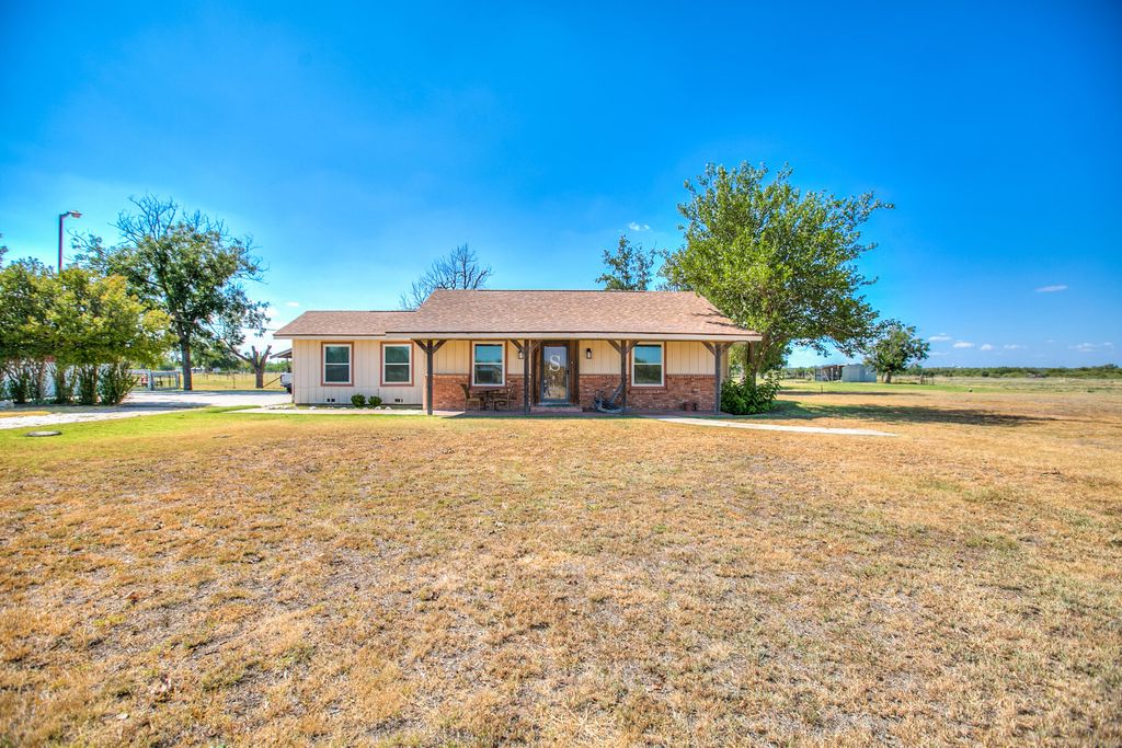 Image 3 of property listing at 2024 Hutchings Avenue, Ballinger, TX 76821