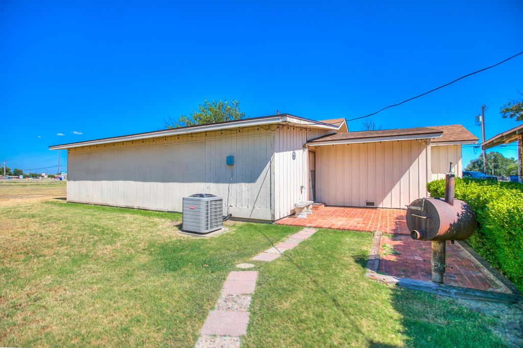 Image 36 of property listing at 2024 Hutchings Avenue, Ballinger, TX 76821