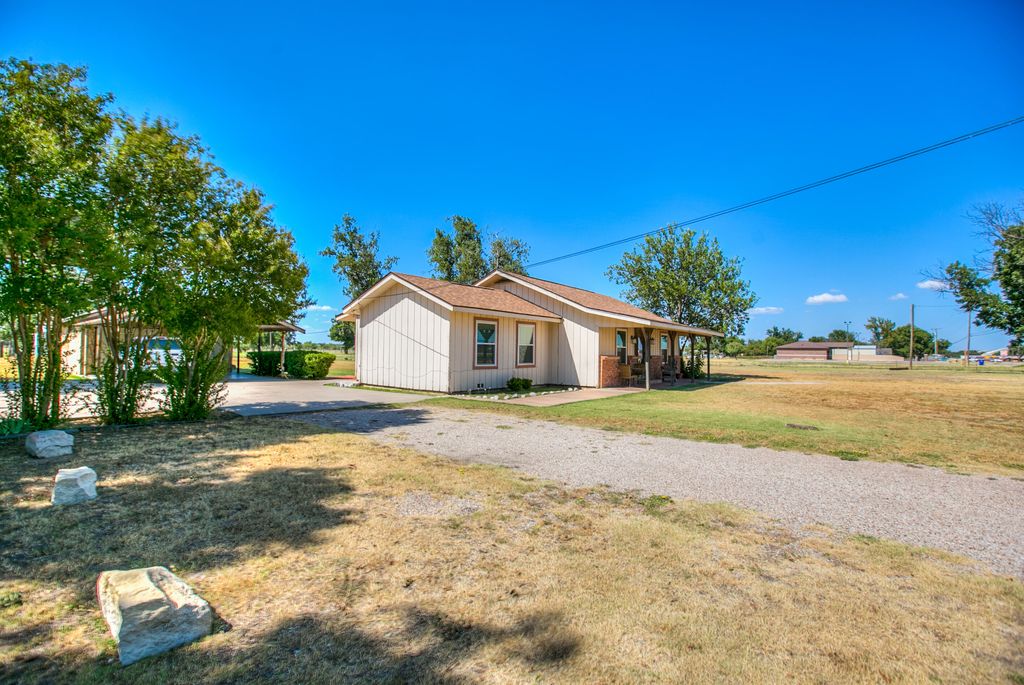 Image 4 of property listing at 2024 Hutchings Avenue, Ballinger, TX 76821