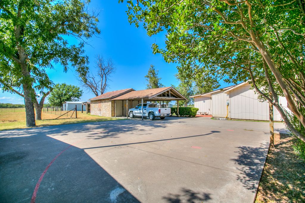 Image 5 of property listing at 2024 Hutchings Avenue, Ballinger, TX 76821