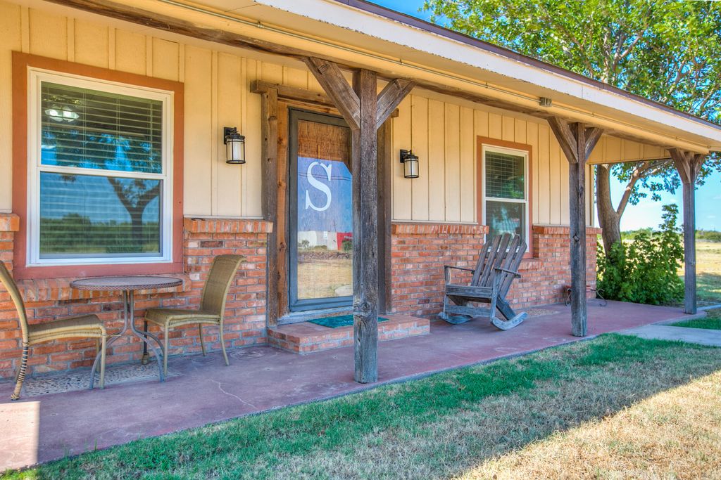 Image 6 of property listing at 2024 Hutchings Avenue, Ballinger, TX 76821