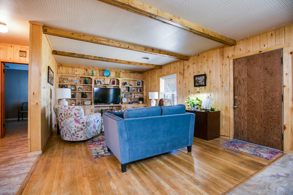 Image 7 of property listing at 2024 Hutchings Avenue, Ballinger, TX 76821
