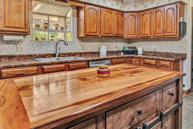 419 Willowood DR, Vinton, VA 24179