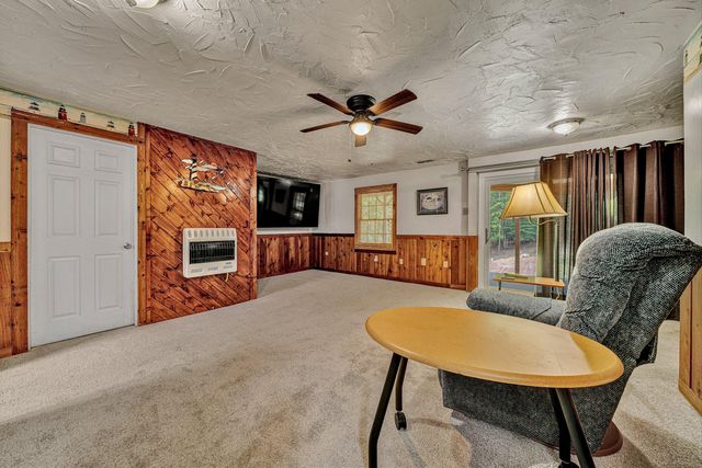 419 Willowood DR, Vinton, VA 24179