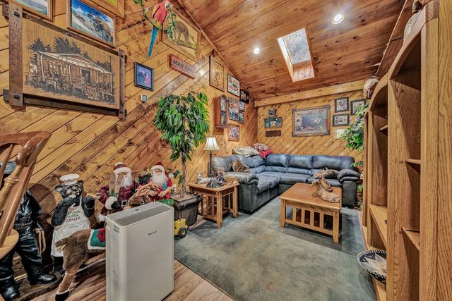 419 Willowood DR, Vinton, VA 24179