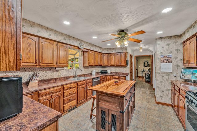 419 Willowood DR, Vinton, VA 24179